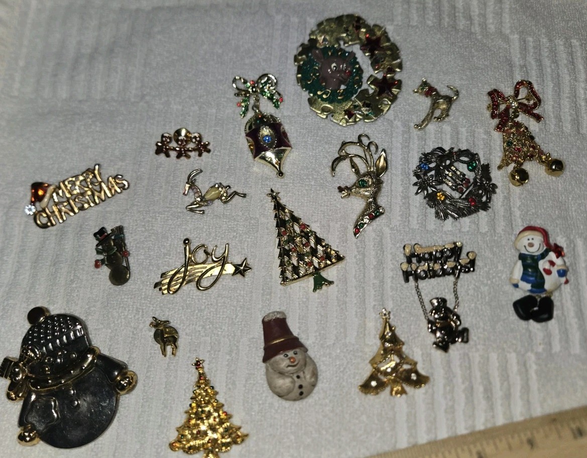 Vintage 19 PC~Mixed Christmas Brooch/Pin Lot~Trees Wreaths Deer Etc~Some Marked View 2