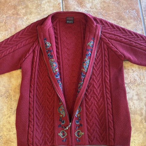 Vrikke Strickjacke Pullover Damen Medium Wolle Blumen bestickt Reißverschluss rot - Bild 8 von 10