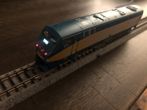 Kato 176-6007 N scale P42 VIA #900 DCC with custom light package - Picture 8 of 10