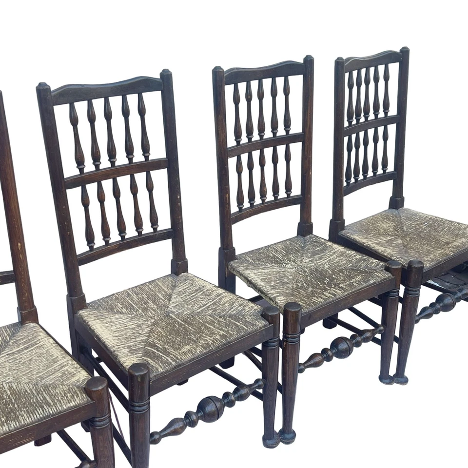 Antiguo juego de 4 sillas de comedor de cocina de granja con respaldo de husillo Lancashire. Foto 3 de 4