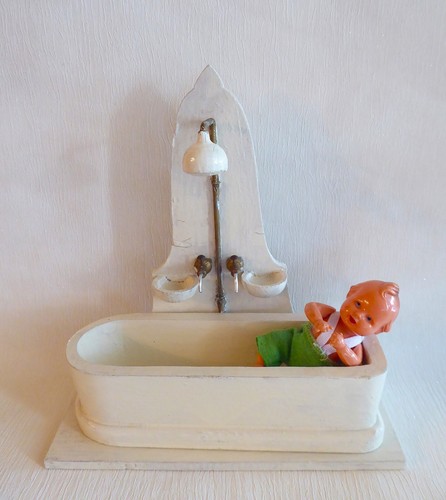 PUPPENSTUBEN-BADEZIMMER KONSOLE aus HOLZ BADEWANNE DUSCHE und PÜPPCHEN VINTAGE