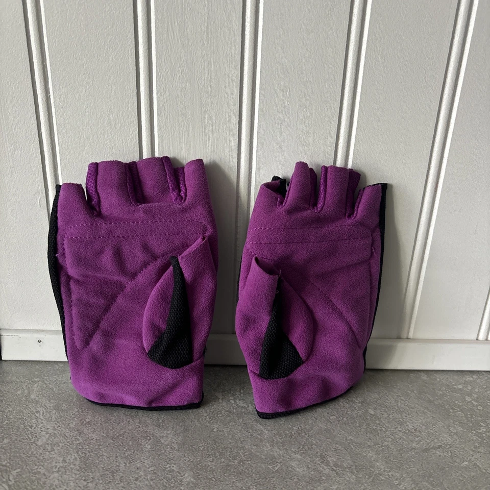 耐克女式健身房基础训练手套 M 码 - 黑色/紫色 — 第 2/4 张图片