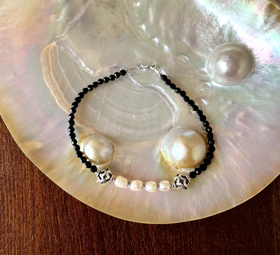 Bracciale in vere perle infilate in argento 925 e pallini di onice sfaccettato - Immagine 2 di 4