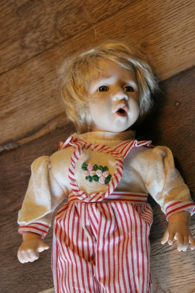 Poupée ancienne expressive - Photo 2/4