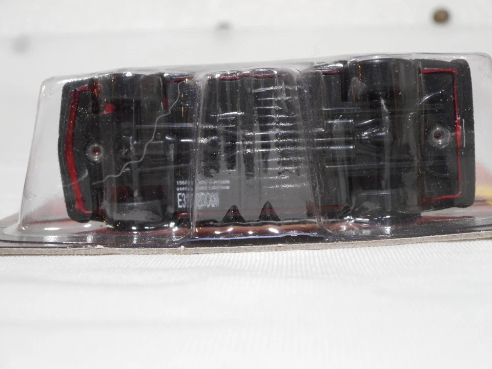 Chevy Camaro Forever 64 "Cherry Bomb" 1968 de Johnny Lightning Foto 4 de 4