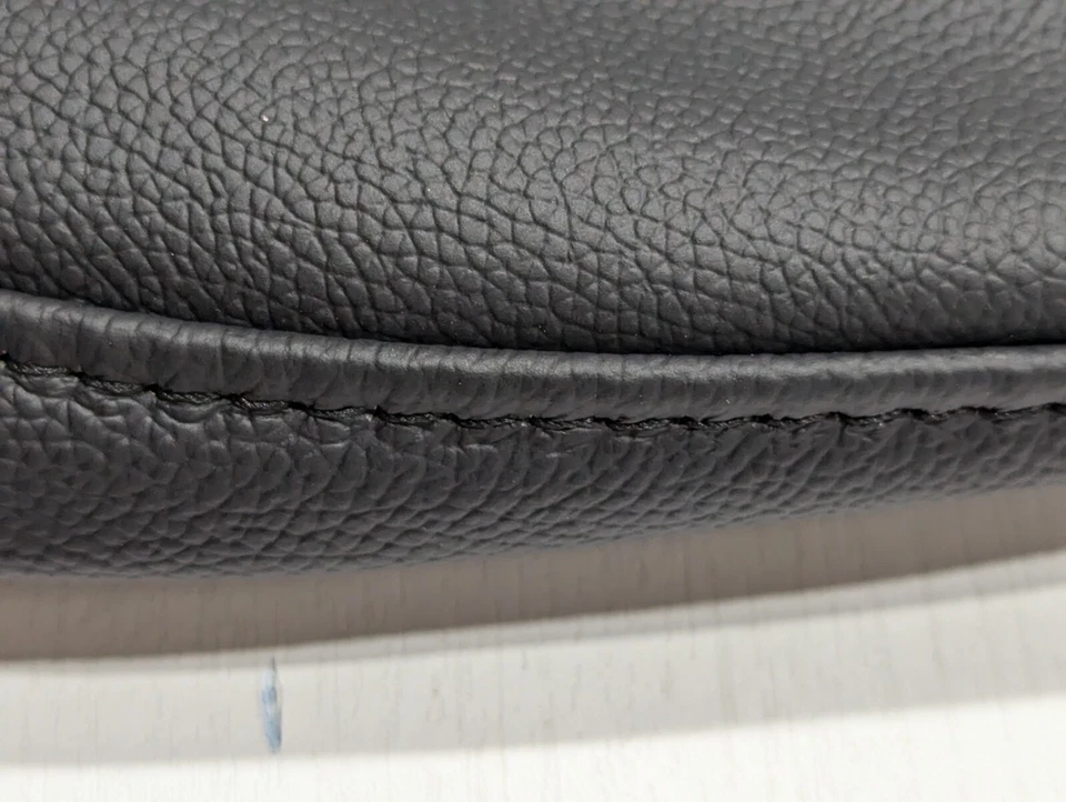 适用于丰田 Crown XLE Sedan 2023 - 2025 黑色皮革座椅套 KR422 — 第 4/4 张图片