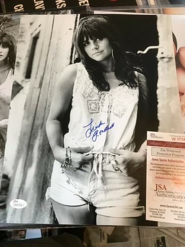 Linda Ronstadt auto JSA witness COA signed autograph 11x14 B/W Shorts in doorway - Picture 2 of 5