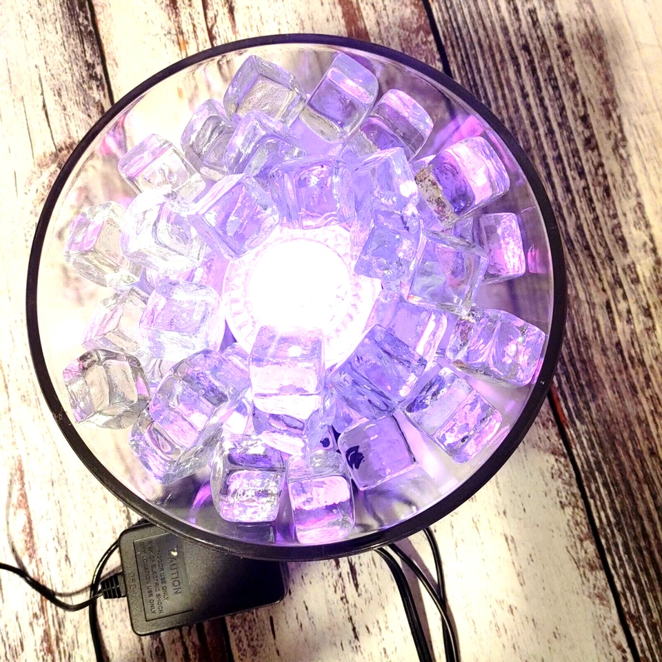 Cuenco de vidrio con cubitos de hielo simulados de 1 x 1 x 1 pulgada de vidrio. Tiene efectos de luz giratoria. Foto 3 de 4