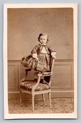 CDV 1865 Petite fille dans une Élégante Toilette Tartan Photo Prévot Mode Enfant - Photo 1/4