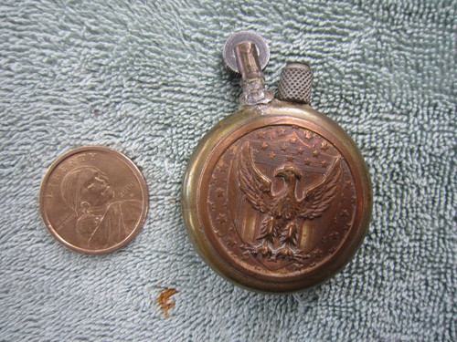WW1 ROUND BRASS TRENCH ART LIGHTER - US EAGLE & FRENCH 75 FIELD PIECE ON BACK