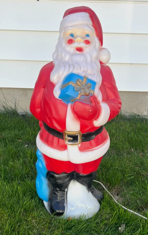 VINTAGE 1971 EMPIRE 34" SANTA CLAUS BLOW MOLD PLASTIC HOLDING A GIFT WORKS WELL!