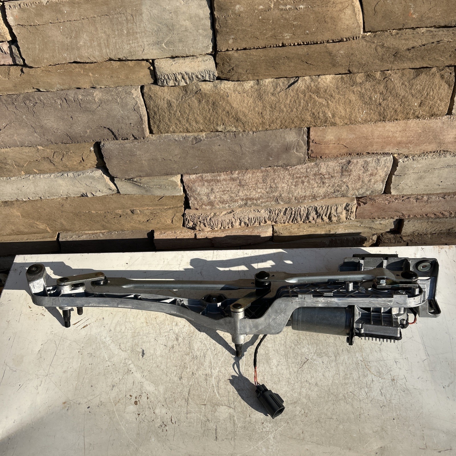 2021 MCLAREN GT WINDHSIELD WIPER & MOTOR BRACKET 13AA862CP Oem