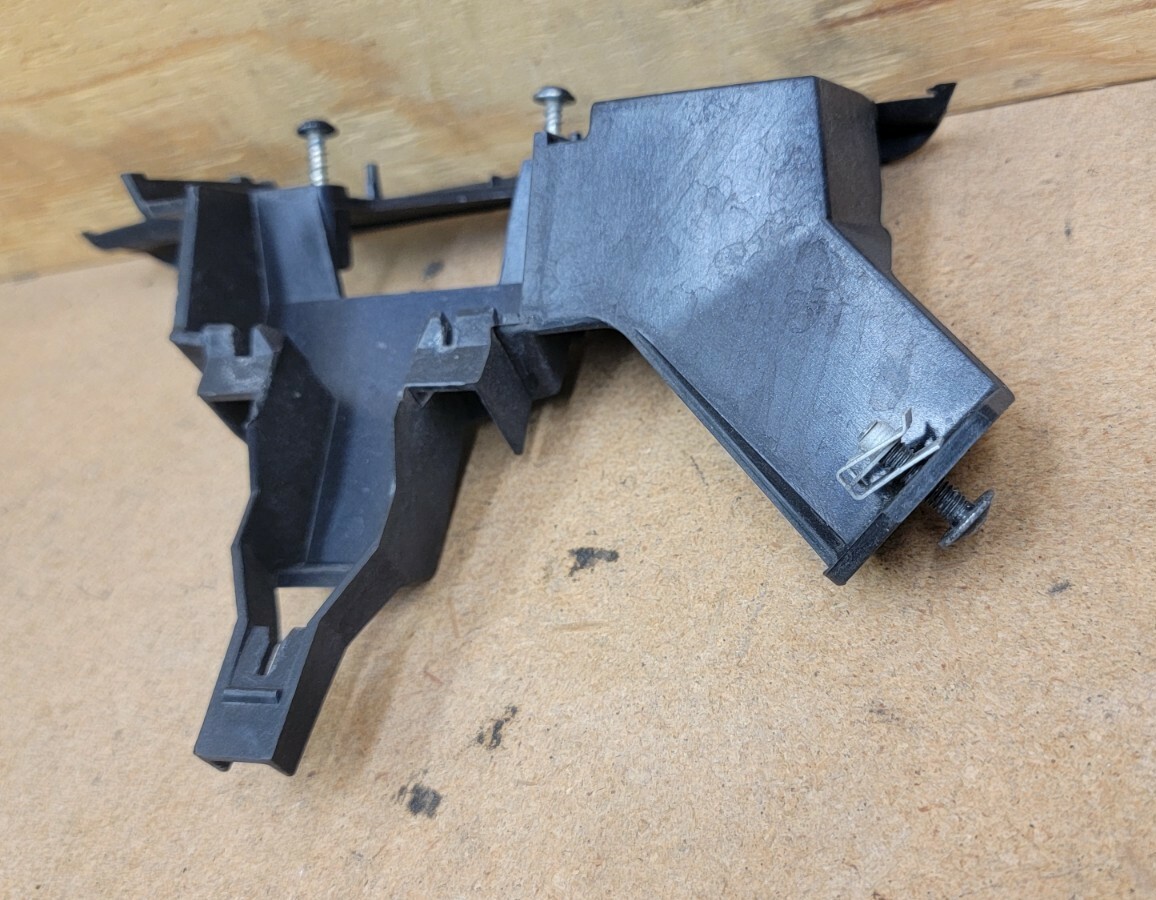 2008 - 2012 MASERATI GRANTURISMO FRONT RIGHT HEADLIGHT WASHER BRACKET 080056300