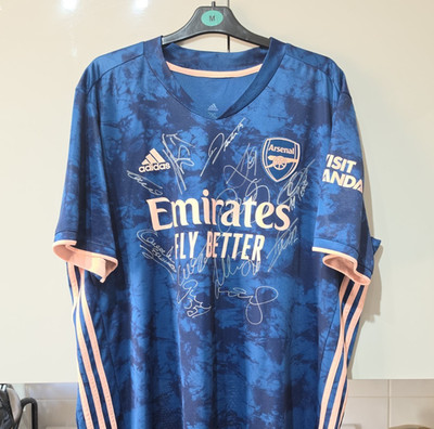 Arsenal Trikot 2020/21 Third blau marmoriert pink signiert von 12 Spielern ESR Lacazette