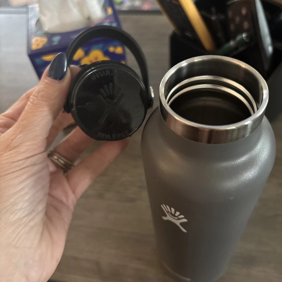 Botella de agua Hydro Flask 24 oz tapa flexible protector de temperatura aislado acero inoxidable gris usado en excelente estado Foto 4 de 4