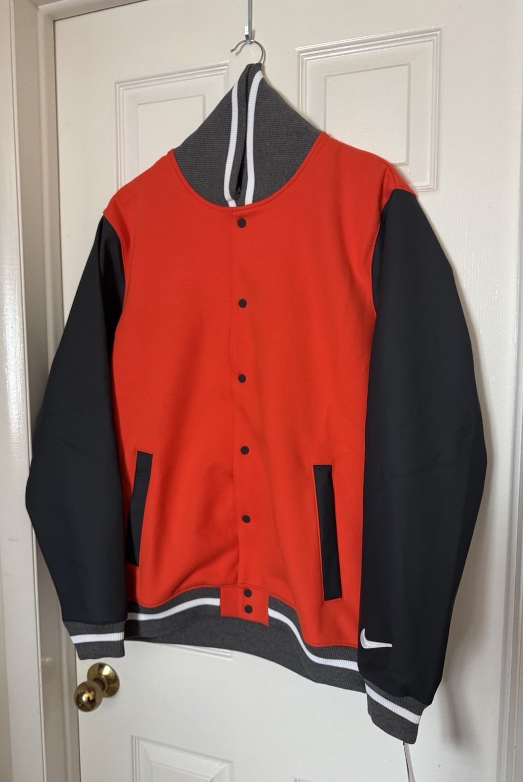 SACAI X NIKE Giacca Nike Uomo Taglia Media Team Arancione Letterman Full Snap DJ5971 820 NUOVA