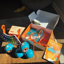 Wonder Workshop Dot and Dash Robots with Xylo...