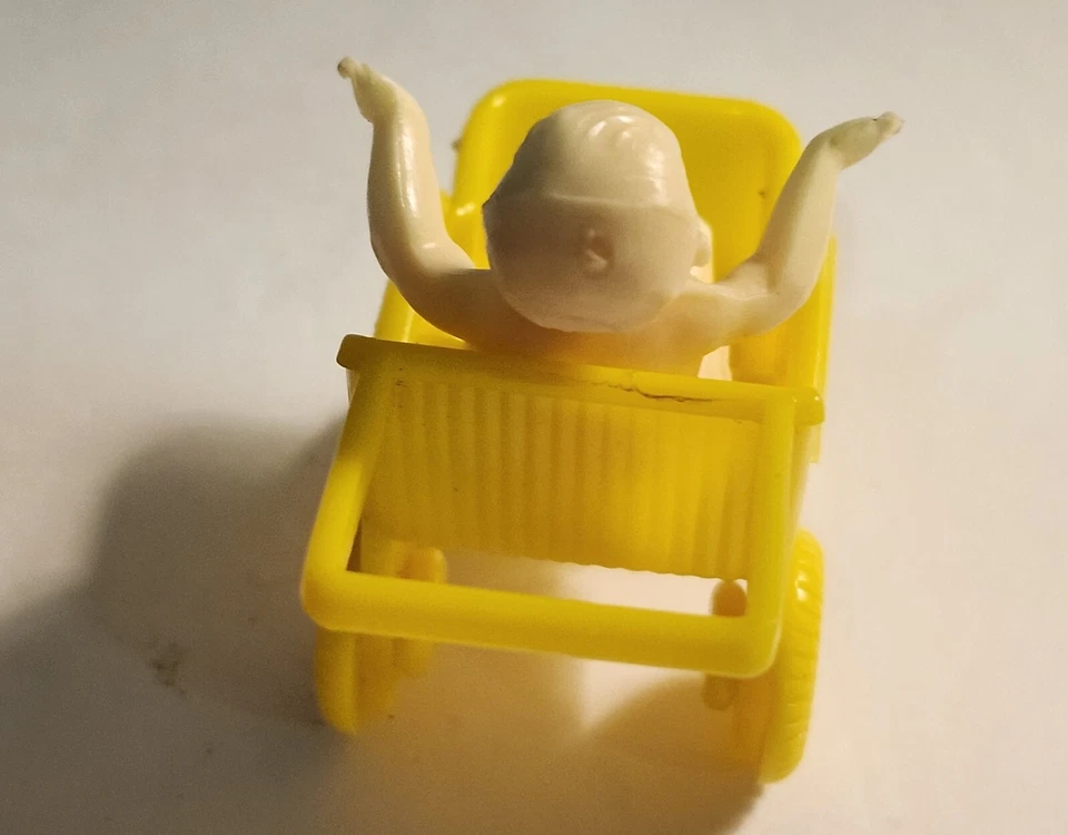 Cochecito de plástico para bebé en amarillo Foto 4 de 4