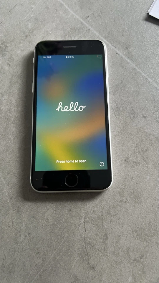 iPhone SE in white colour - great condition, photo 1 of 5