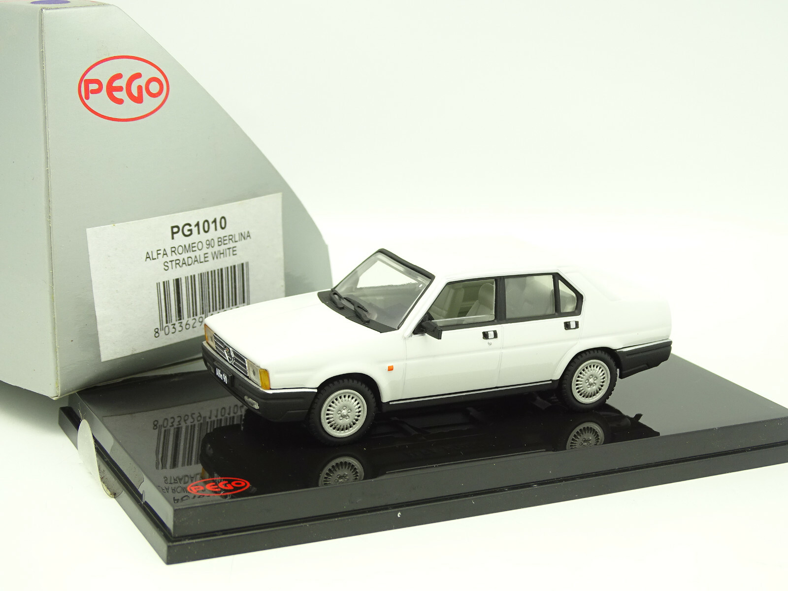 Alfa Romeo 90 Pego 1/43 voiture de collection blanche en métal injecté pour passionnés