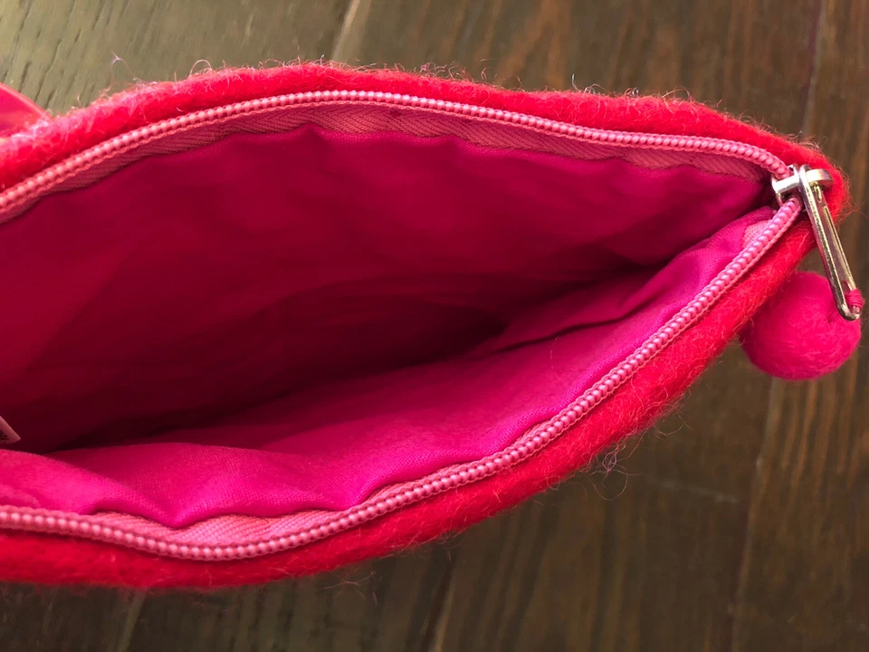 Bolsa de lã feltrada fonte de papel bolsa com zíper estojo de maquiagem coração nova sem etiquetas 8,5 x 6,5” - Imagem 3 de 4