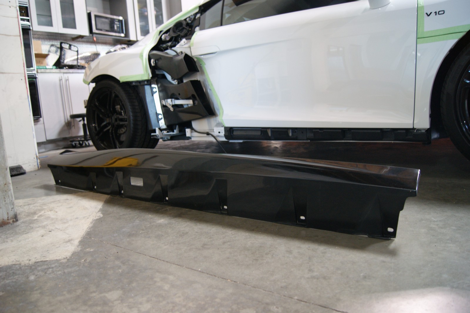 AUDI R8  2007-2015 CARBON FIBER SIDE SKIRTS V10 STYLE ( FITS V8 & V10 )