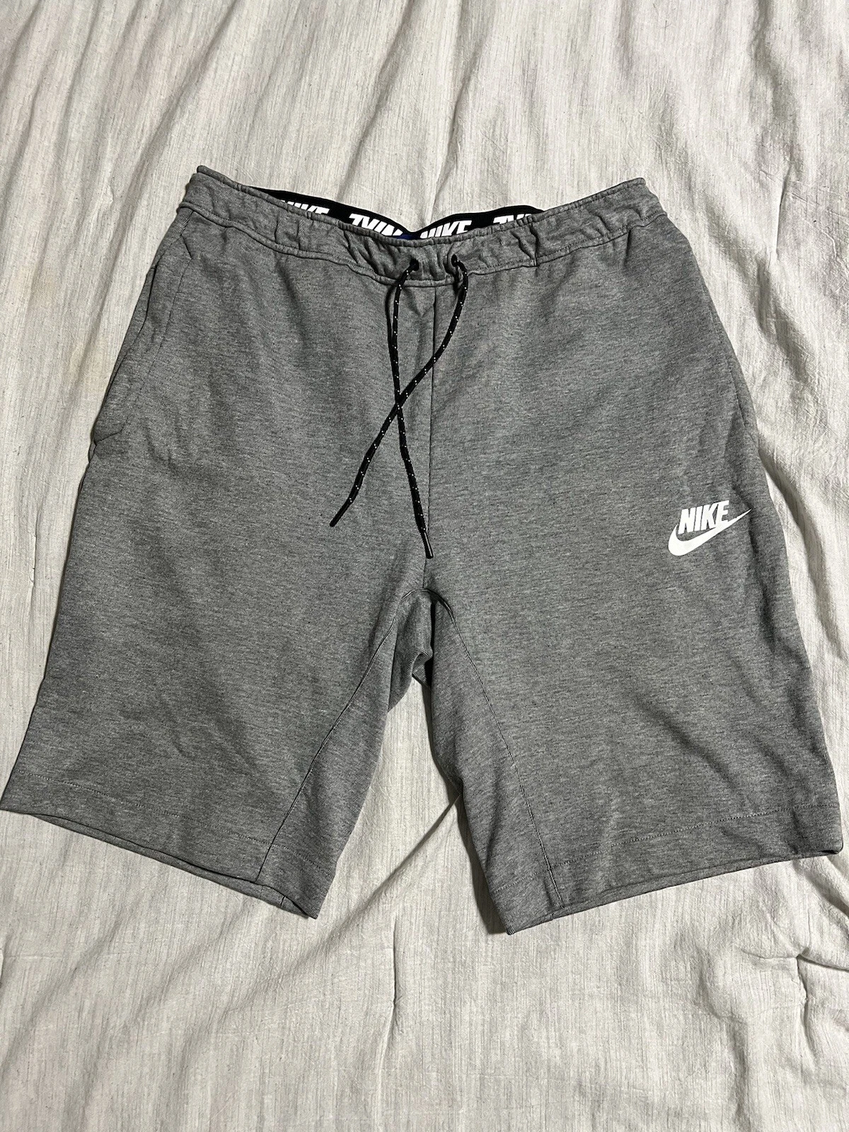 Short polaire Nike vintage. Palais Suprême Kith Aime Caché