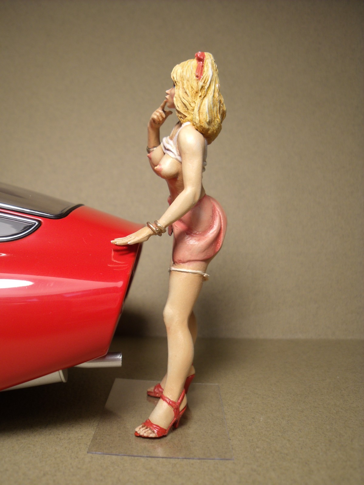 Figurine 1/18 Caroline en fourrure miniature haute précision pour collectionneur