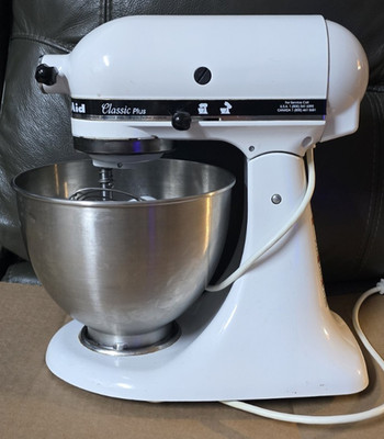 KitchenAid Classic Plus KSM75WH 4.5qt Stand Mixer FOR PARTS/REPAIR/ NOT WORKING