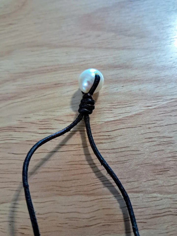 Collar Lariat Cuero Marrón Perla Blanca con Dije Flor De Lis Firmado PC Foto 3 de 4