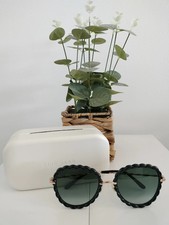Gafas de sol negras con detalles en dorado