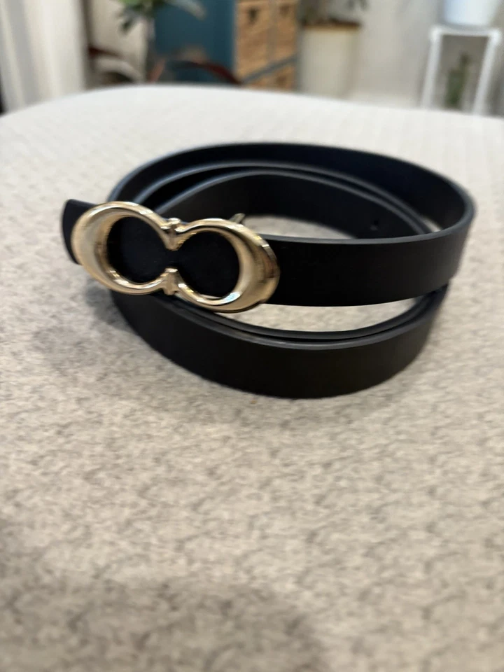 Elegante cinturón negro con hebilla dorada nuevo con etiquetas 39” Foto 2 de 4