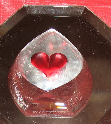 SIGNED - NEW - MATS JONASSON ART GLASS SCULPTURE HEART IN