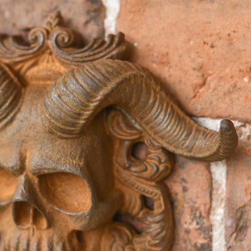 Rustic Wall-Mounted El Diablo Garden Sculpture - Cast Iron Outdoor Wall Art - Picture 4 of 6