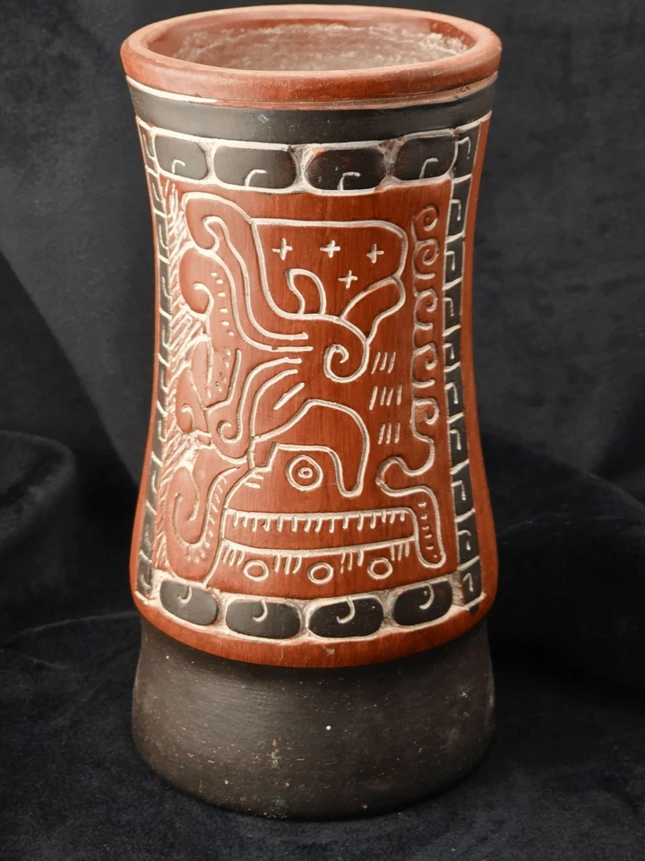 Jarrón Maya Popol Vuh Terracota Tallado a Mano México Arte Popular Cerámica Tribal Foto 2 de 4