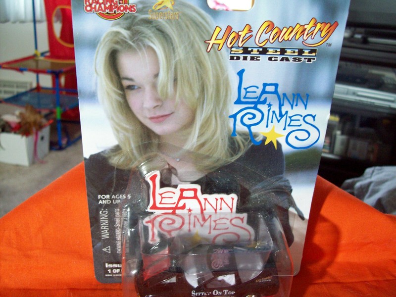 LeANN RIMES ISSUE #23 HOT COUNTRY LIMITED EDITION DIE CAST CAR HOOD OPEN 1999