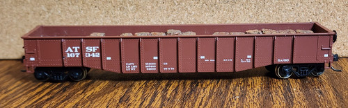 Góndola Santa Fe RR 50' con carga 167342 ruedas de metal Kadee construidas en Athearn | Zustand: Used