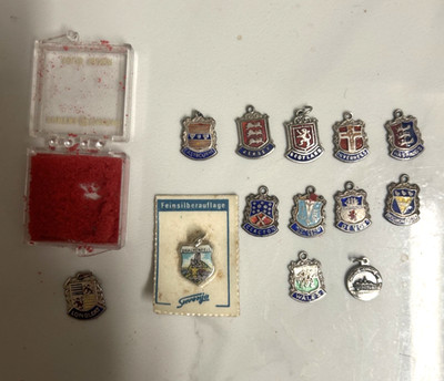 Vintage 12 gemischte Silber emaillierte Schild Reise Charms plus 1 andere.