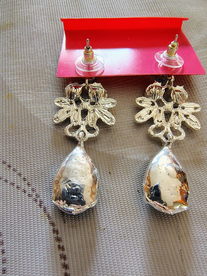 Pendientes lágrima cristal azul Betsey Johnson tono plata colgante brillo Foto 3 de 4