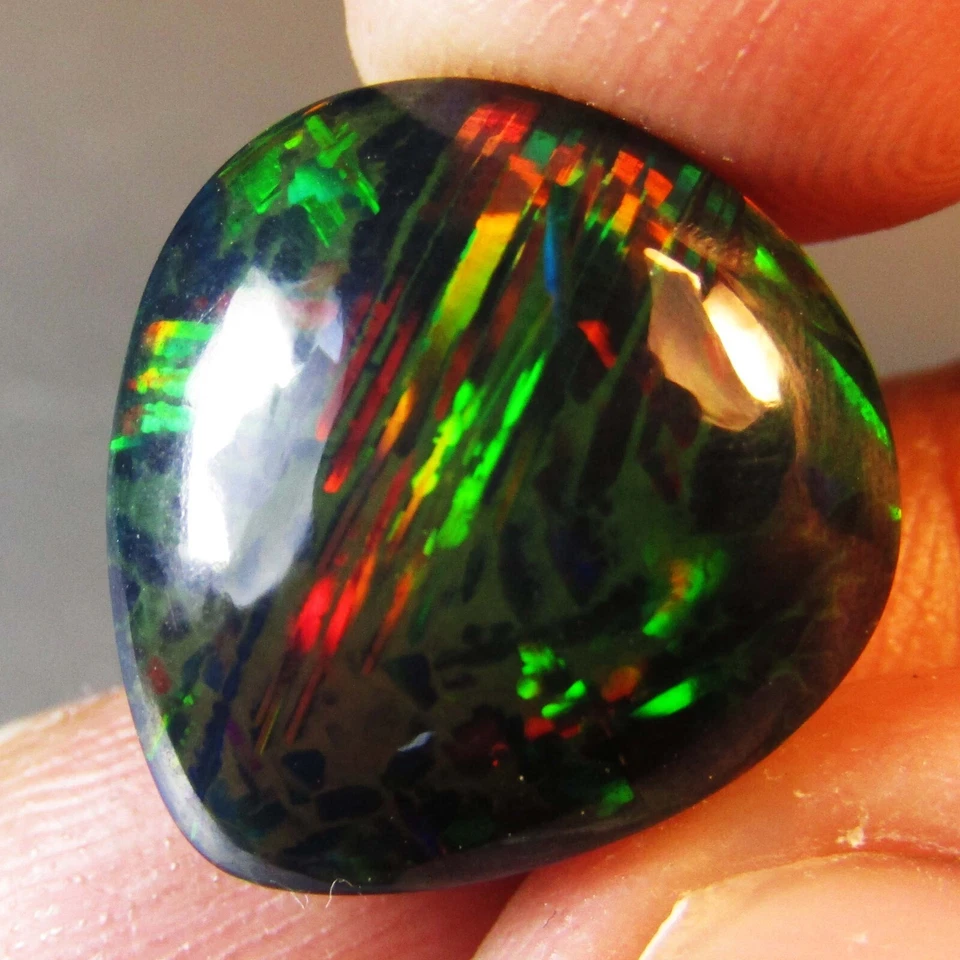 Hermosa piedra preciosa natural con forma de pera de ópalo negro de 11,60 quilates de Etiopía Foto 4 de 4