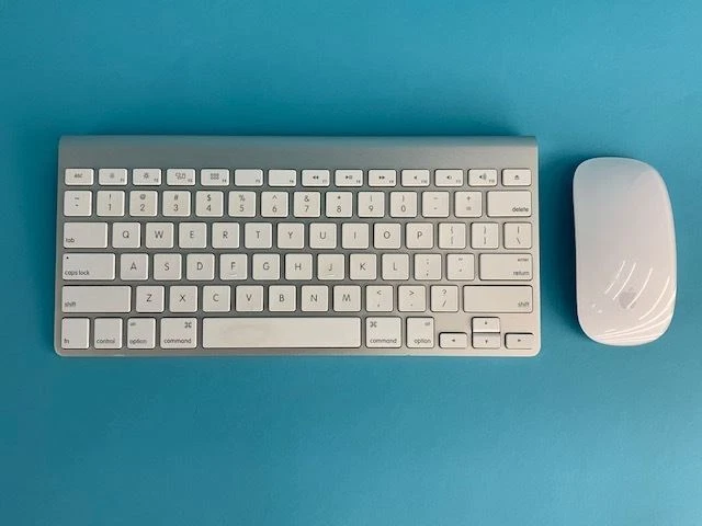 LOT OF APPLE A1314 WIRELESS KEYBOARD AND A1296 MAGIC MOUSE |010-4210607