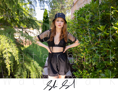 Sadie Sink signed sexy hot beautiful 8X10 photo picture poster