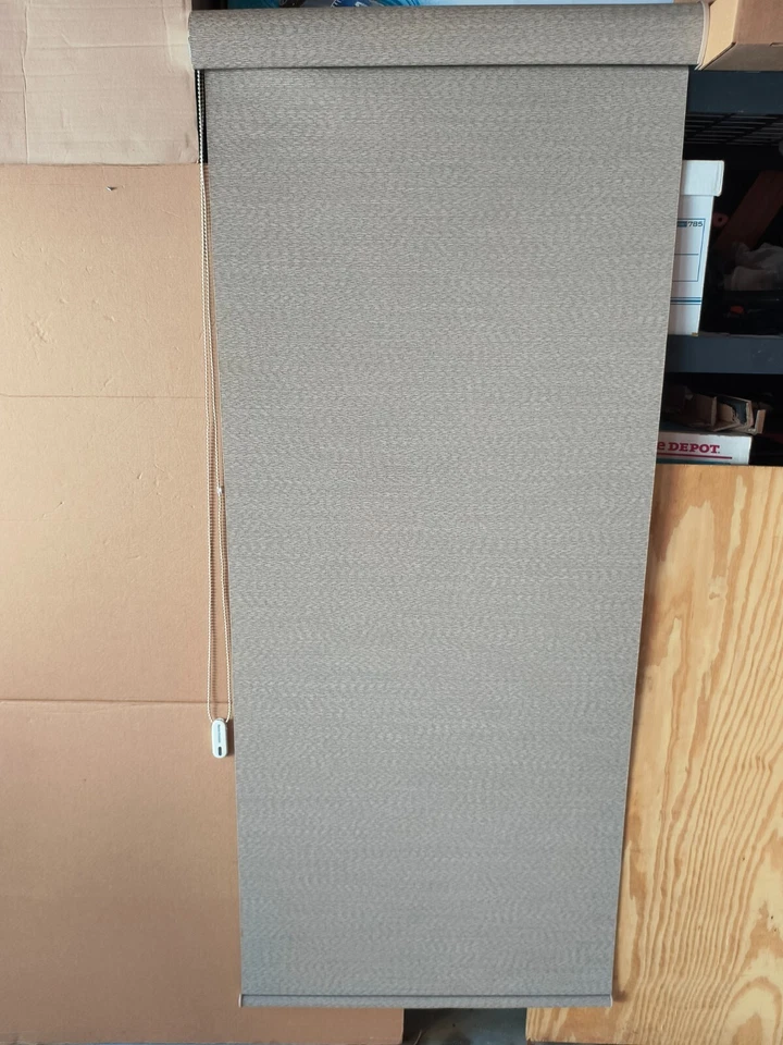 Hunter Douglas Pantalla Manual Rodillo con Cassette 30 7/8" X 71" Foto 2 de 4