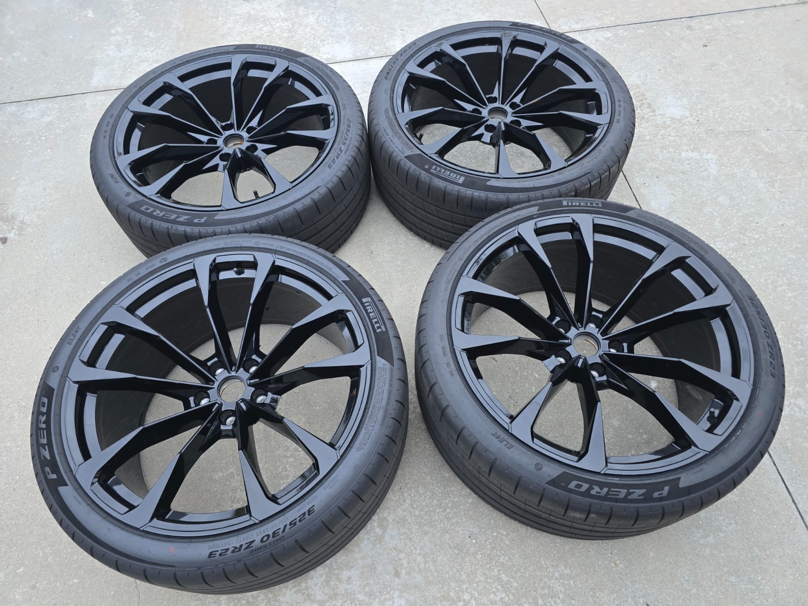 2025 23" Lamborghini URUS black OEM factory wheels