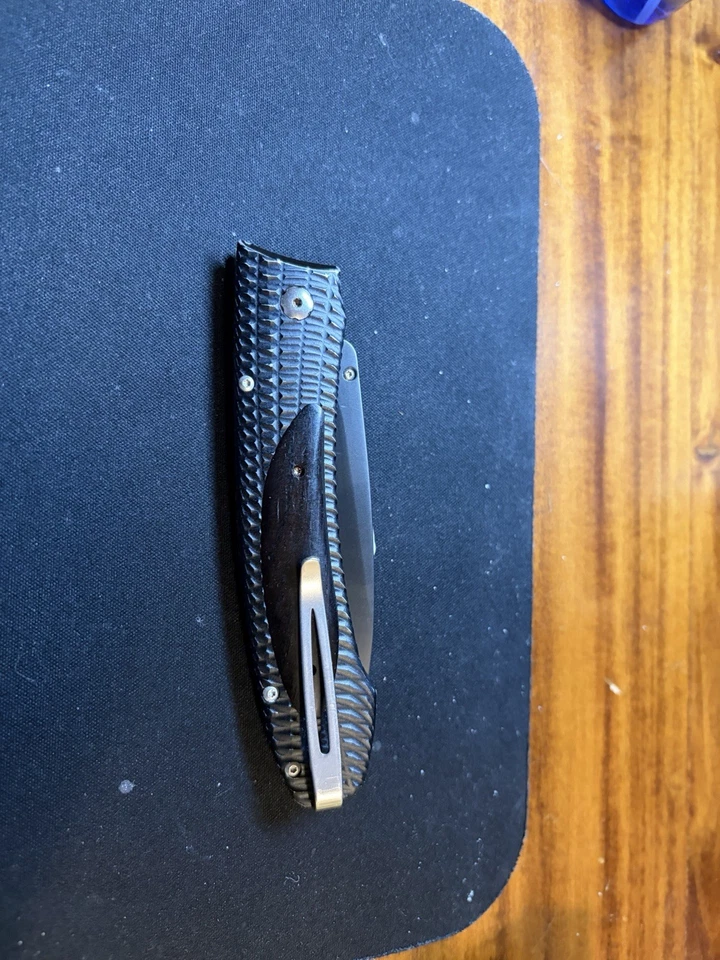 Cuchillo con incrustación de fibra de carbono William Henry E6-3 Foto 2 de 4