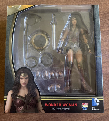 MAFEX 024 Wonder Woman Batman vs Superman Dawn of Justice Action Figure DC