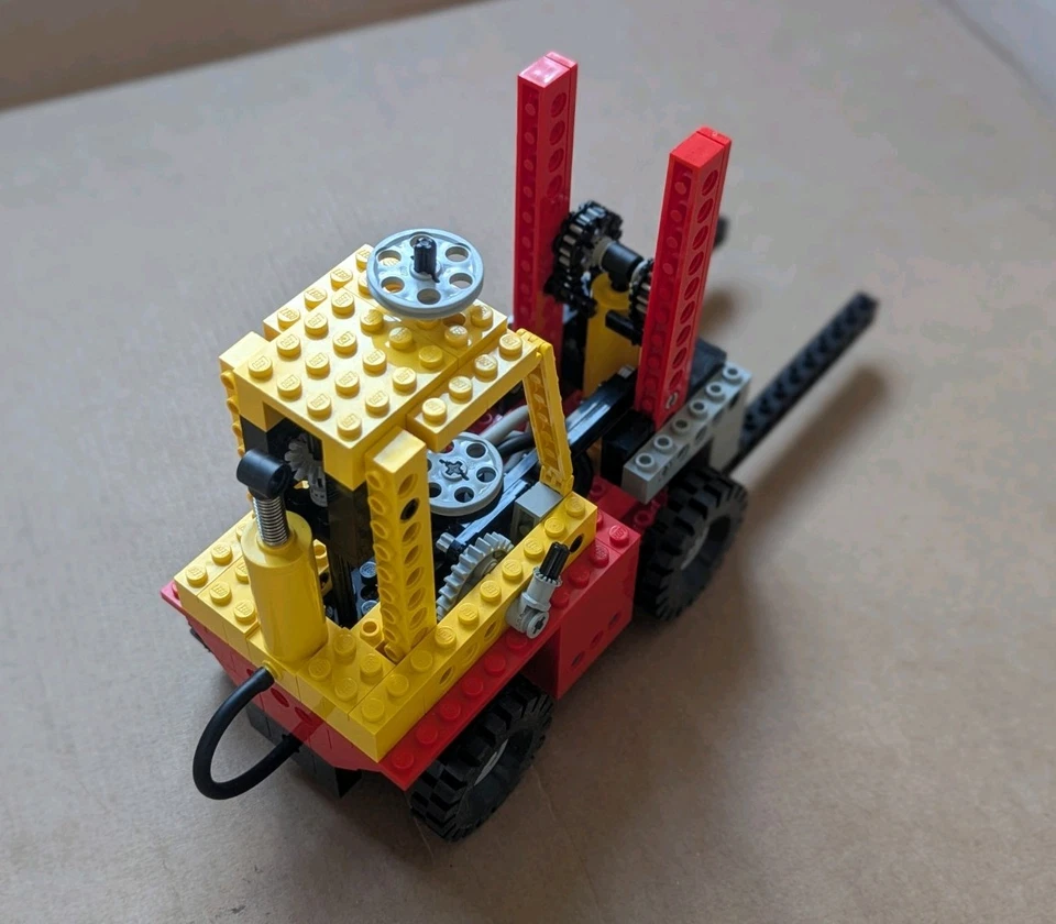 LEGO Technic 8843 Fork Lift Truck, photo 2 of 5