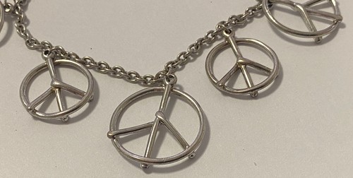 Peace Symbols On Silver Tone 7.5” Chain Target Bracelet w/Toggle Closure - 第 2/4 張圖片