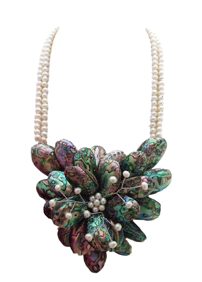 Collar distintivo de flores con concha de abulón de perlas blancas de agua dulce de 2 hilos Foto 3 de 4