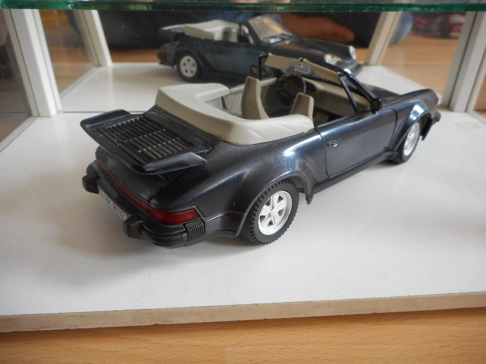 Polistil Porsche 911 Turbo Cabriolet en bleu au 1:16 - Photo 2/2